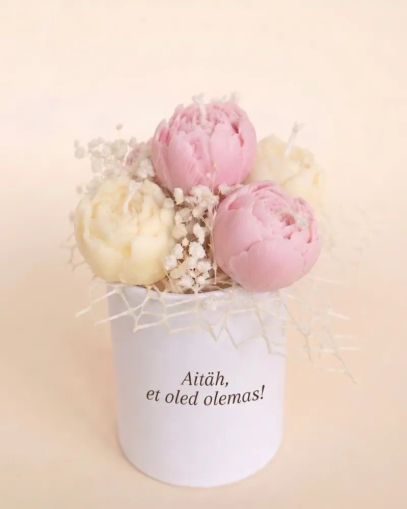 Medium light pink candle bouquet with the Estonian message “Aitäh, et oled olemas!” on the box