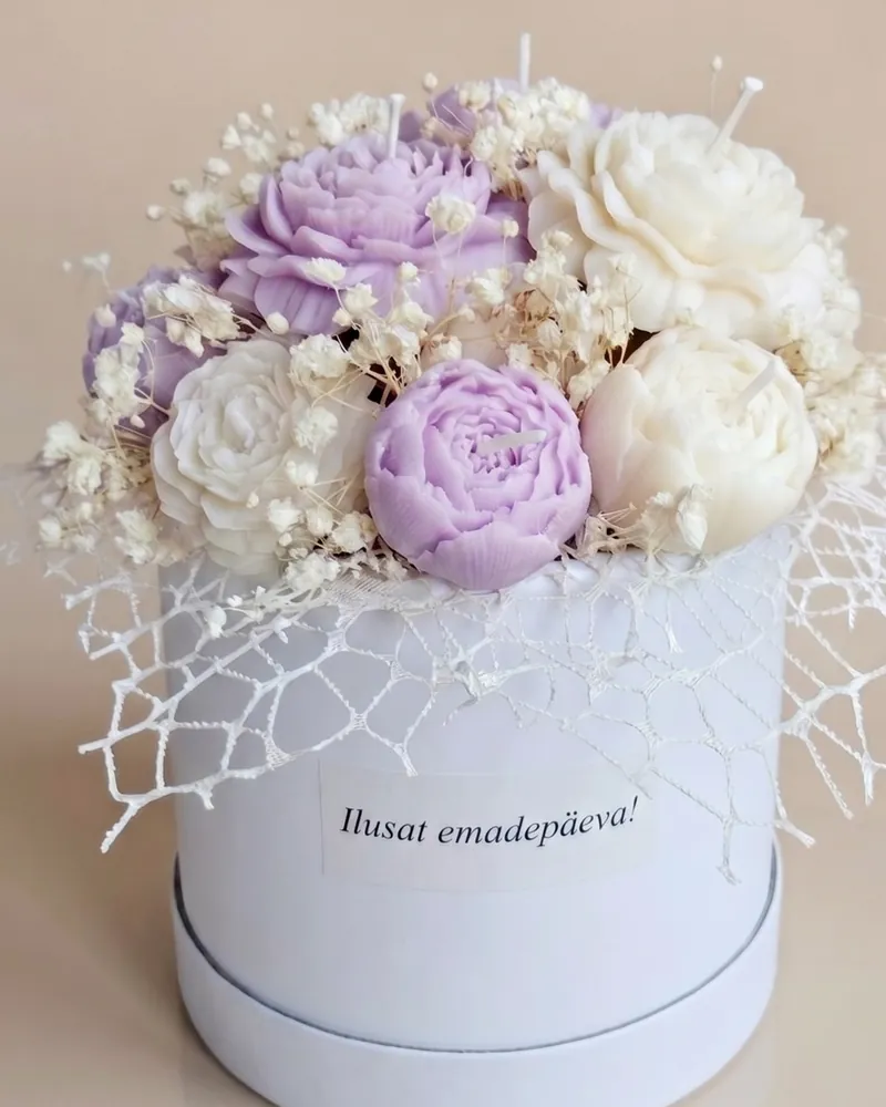 Large lilac and white candle bouquet in a hatbox with the Estonian message “Ilusat emadepäeva!” on the box