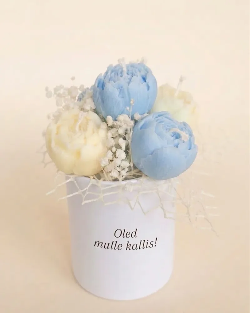 Medium blue and cream candle bouquet with the Estonian message “Oled mulle kallis!” on the box